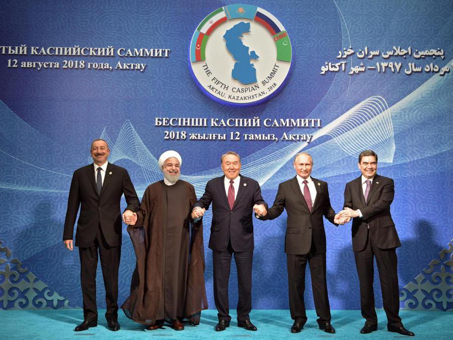 2018. 5° Caspian summit, Aktau,  Kazakhstan. Da sinistra, il presidente dell’Azerbaijan Ilham Aliyev, il presidente iraniano Hassan Rouhani, il presidente del Kazakhstan Nursultan Nazarbayev, il presidente russo Vladimir Putin e il presidente del Turkmenistan Gurbanguly Berdimuhamedow (Epa)