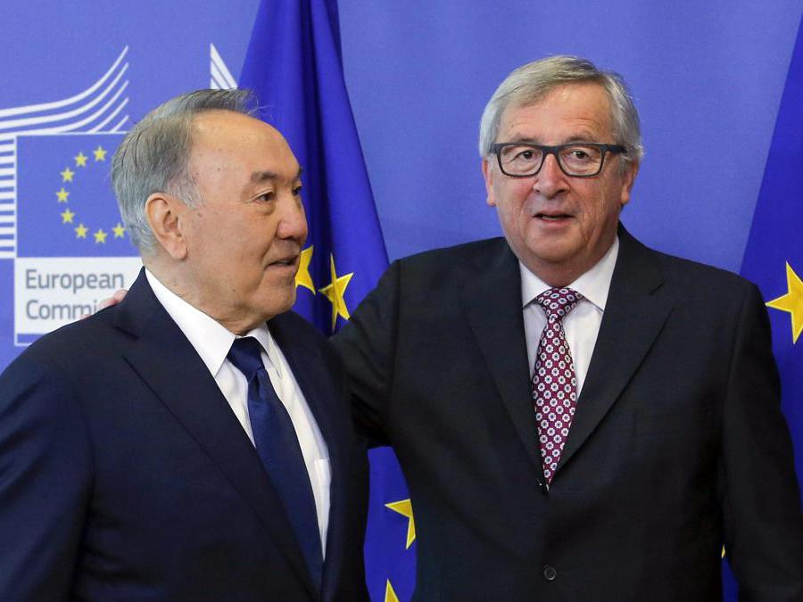 2016, Bruxelles. Con il presidente della Commissione Ue  Jean-Claude Juncker (Epa)