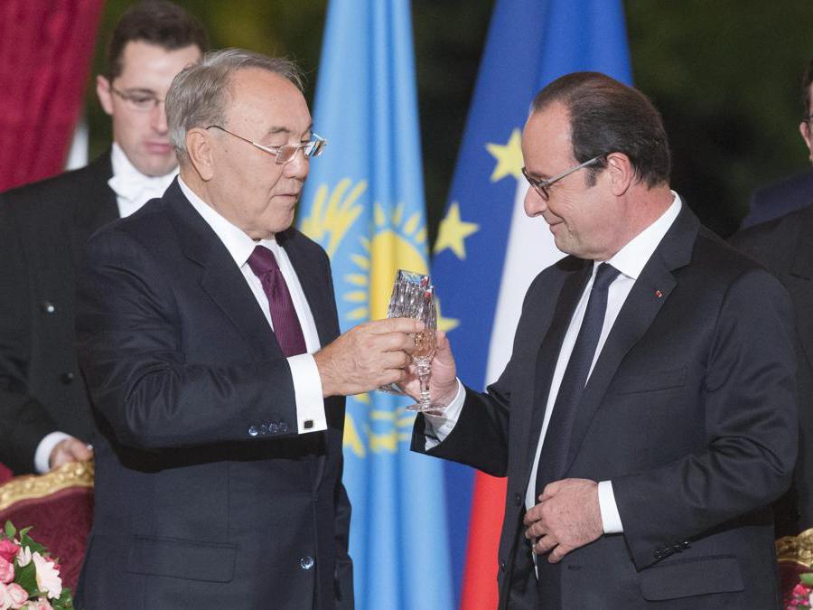 2015,  Parigi. Con il  presidente francese François Hollande (Epa)