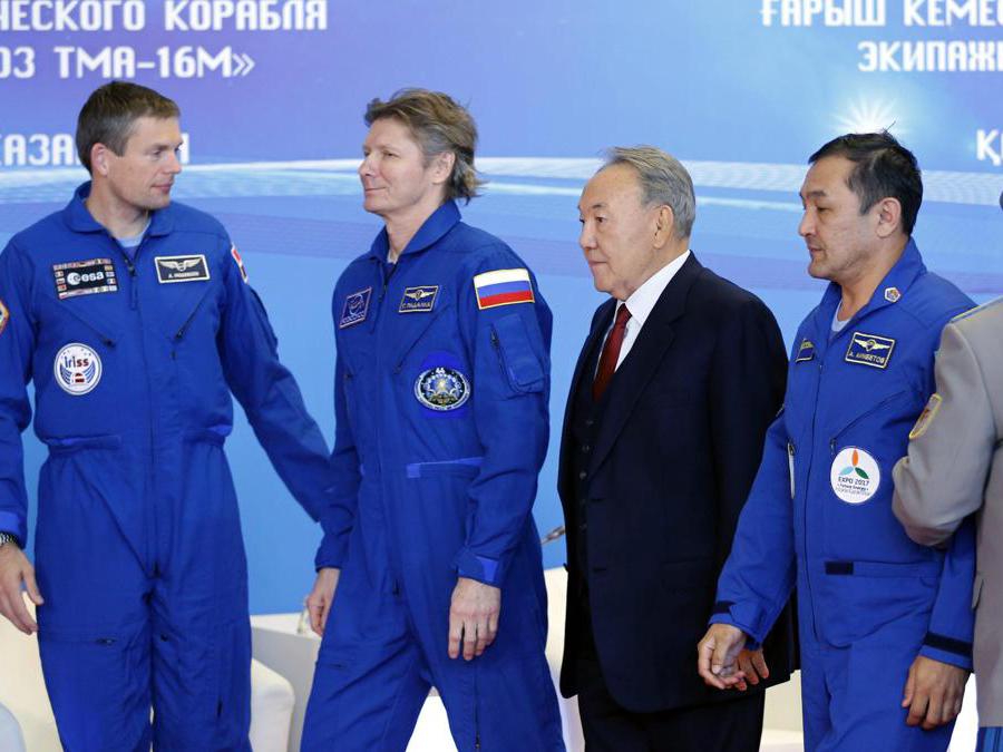 2015, Astana, Kazakhstan. Il presidente Nursultan Nazarbayev con Gennady Padalka, Andreas Mogensen e Aidyn Aimbetov (Epa)