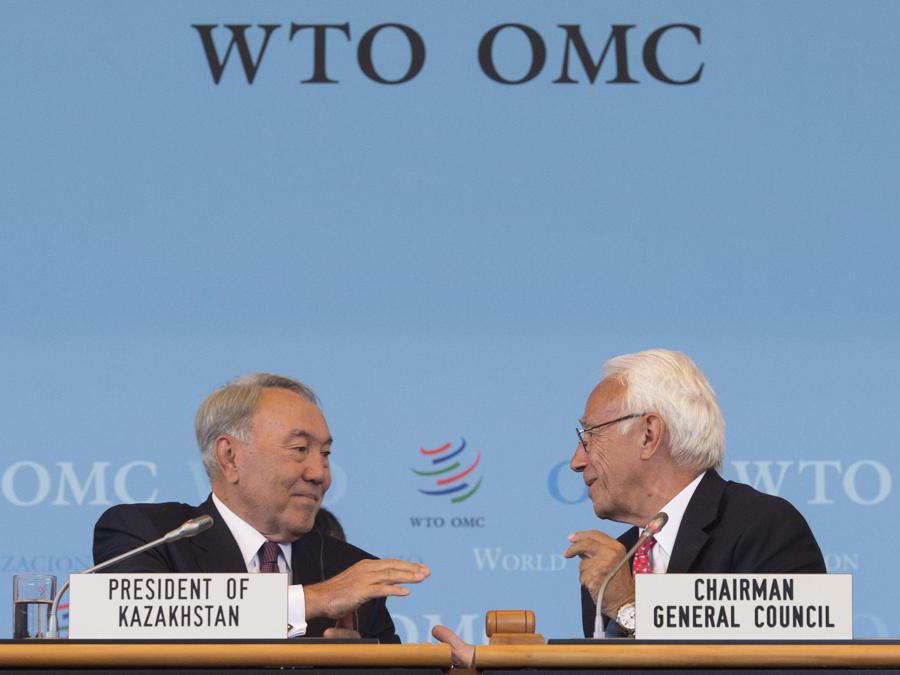 27 luglio 2015, Ginevra. Il presidente Nursultan Nazarbayev e  Fernando De Mateo Y Venturini (Epa)