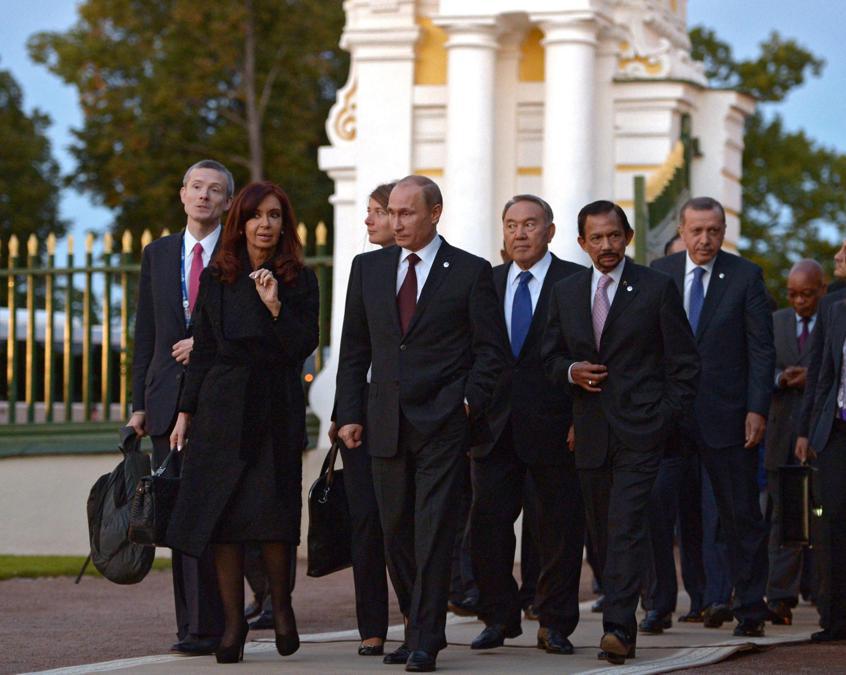 2013, Summit G-20, San Pietroburgo. Da sinistra, Cristina Fernandez de Kirchner , Vladimir Putin,   Nursultan Nazarbayev, Hassanal Bolkiah, Recep Tayyip Erdogan (Epa)