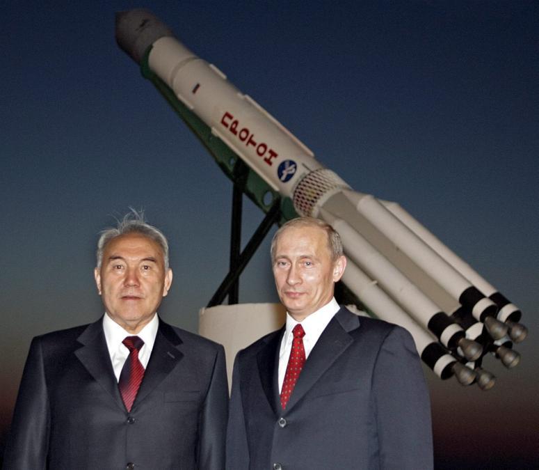 2006. Cosmodromo di Bajkonur. Con Vladimir Putin (Epa)