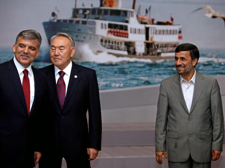 2010, Istanbul. Interaction and Confidence Building Measures in Asia (CICA) forum.  Con il presidente iraniano Mahmoud Ahmadinejad e il presidente turco Abdullah Gul (Epa)