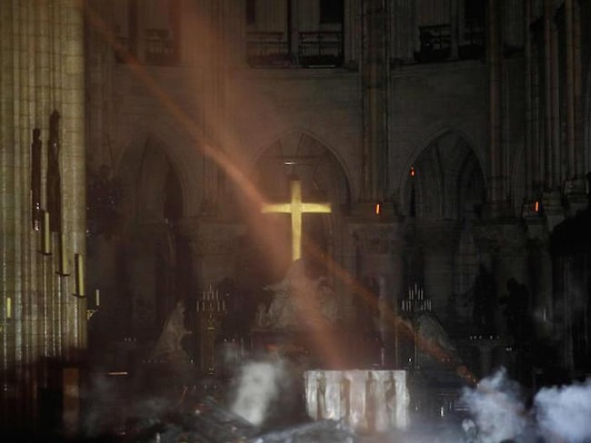 Notre-Dame: le fiamme, i soccorsi e le prime immagini dell’interno