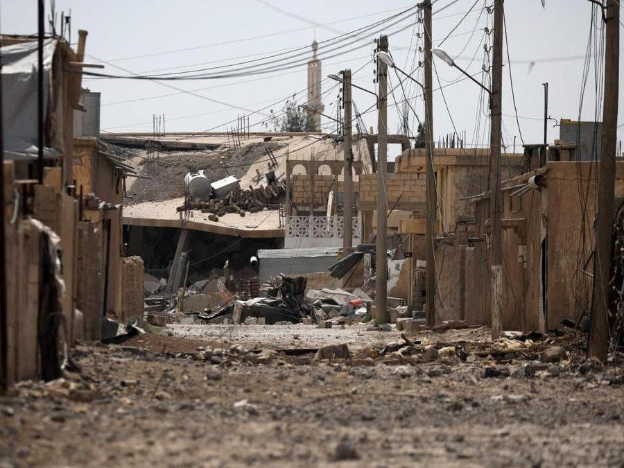 I danni nel quartiere industriale al-Sanaa  di Raqqa, Siria. ( REUTERS/Rodi Said)