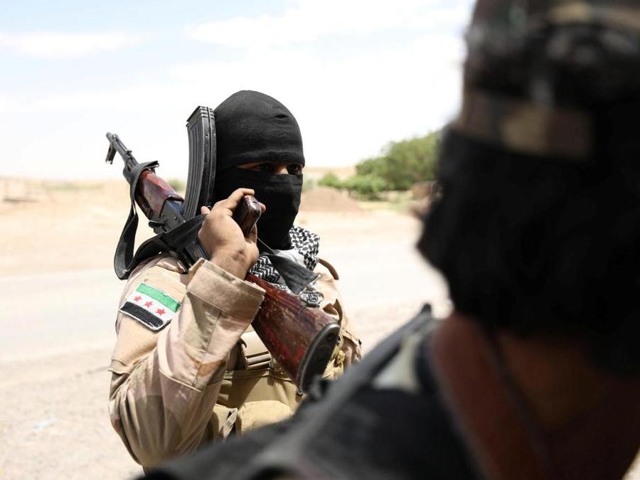 Un combattente siriano delle forze democratiche (SDF). (REUTERS/Rodi Said)