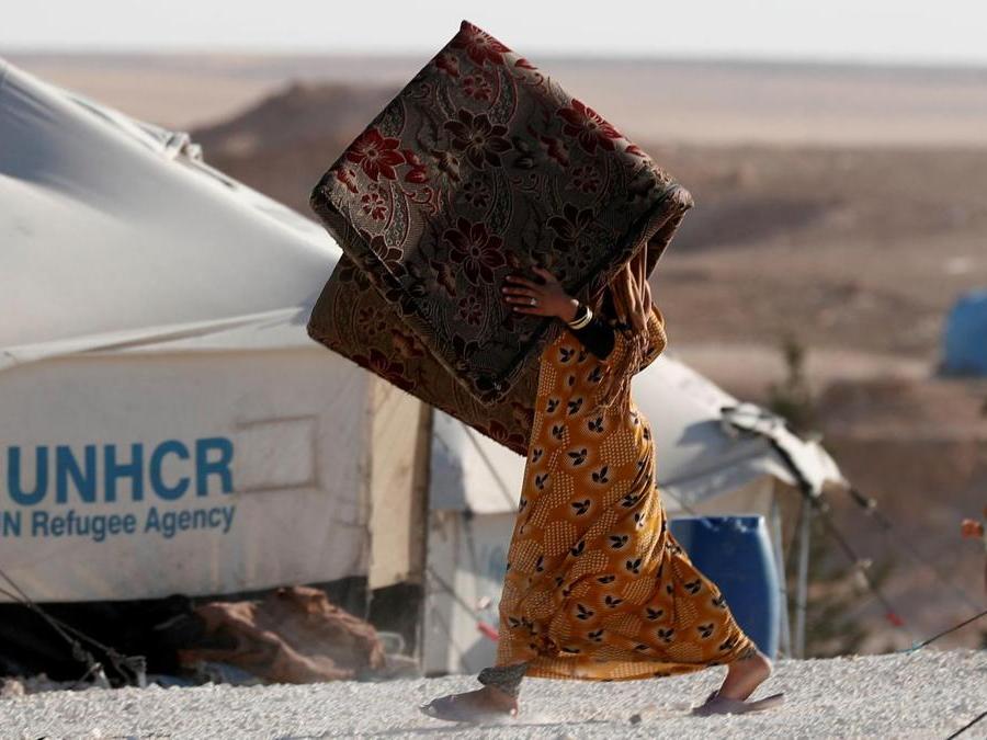 Una donna trasporta un materasso nel campo di sfollati ad Ain Issa. (REUTERS/Goran Tomasevic)