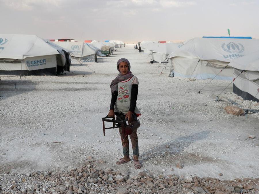 Un adolescente nel campo di sfollati ad Ain Issa. (REUTERS/Goran Tomasevic)