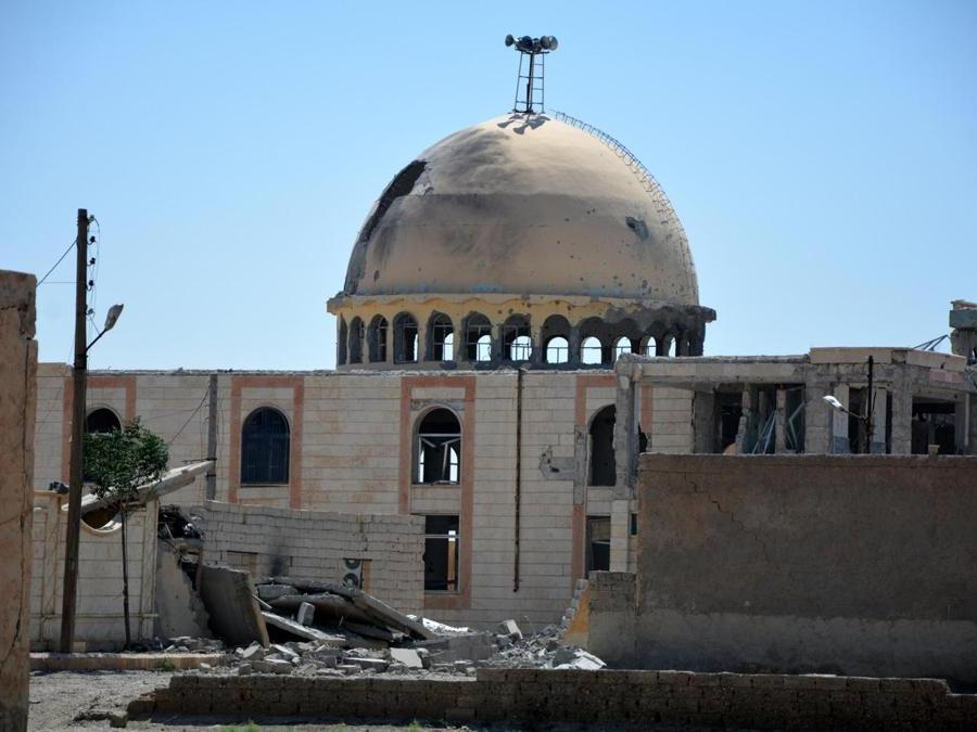 Una moschea distrutta nella città di Raqqa. (EPA/Youssef Rabie Youssef)