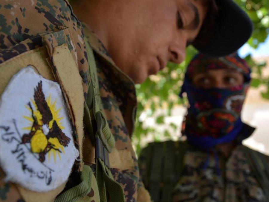 Soldati di  guardia alla città di Raqqa. (EPA/Youssef Rabie Youssef)