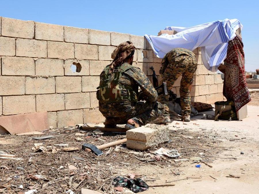 Soldati nella città di Raqqa. (EPA/Youssef Rabie Youssef)