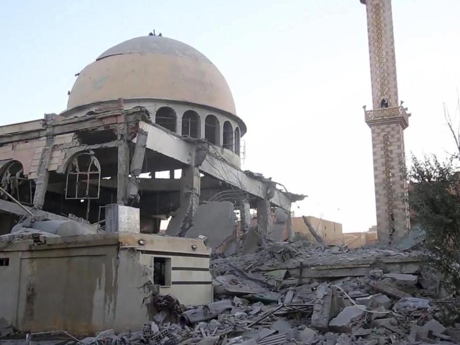 Una Moschea distrutta a Raqqa. (Ap)