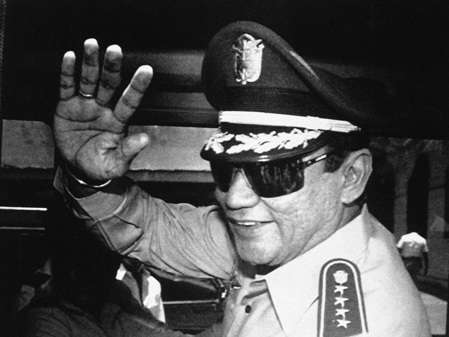 Manuel Antonio Noriega dopo una riunione del Consiglio di Stato, al palazzo presidenziale di Panama City, dove hanno annunciato il nuovo Presidente della Repubblica (AP Photo/Matias Recart, File)