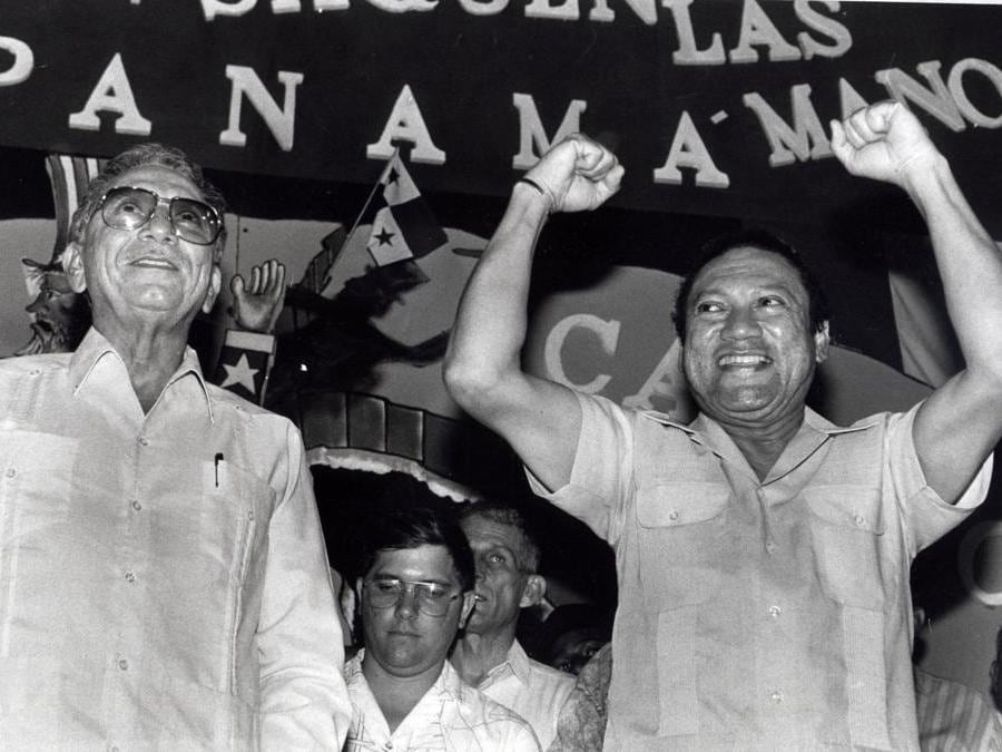Il nuovo presidente di Panama Manuel Solis Palma  accanto al suo amico generale Manuel Antonio Noriega (Reuters/Beth Cruz)