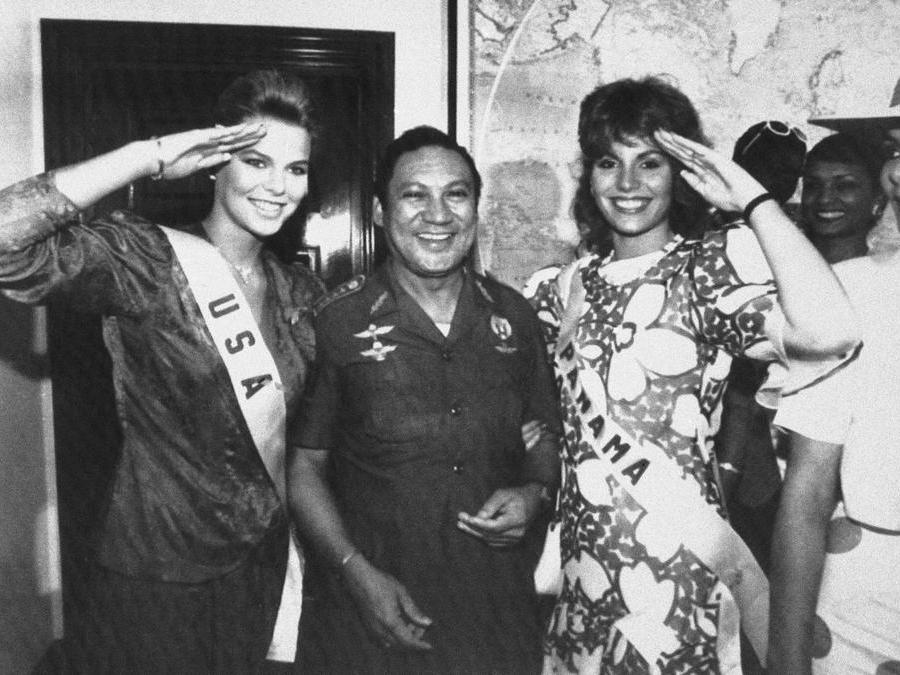 Miss Usa Christy Fichtner, a sinistra e Miss Panama, Gilda Garcia Lopez, salutano il generale Manuel Antonio Noriega a Panama City.(Ap Photo/Jim Ellis)
