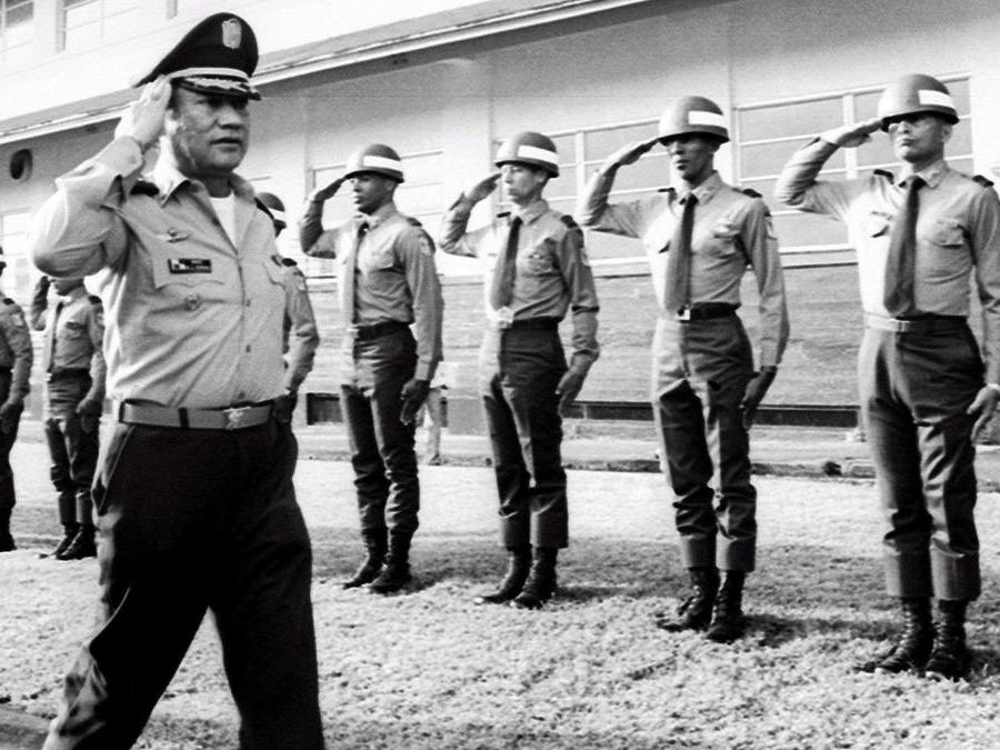 Il dittatore  Manuel Antonio Noriega saluta le truppe in una località di  Panama, nel 1985 (Epa/Stf)