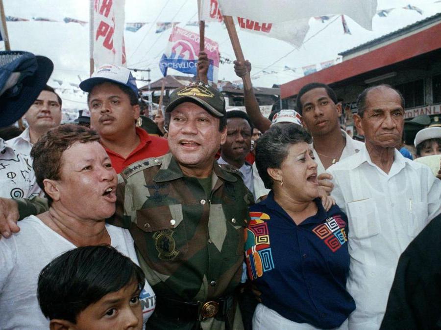 2 maggio 1989, il generale Manuel Antonio Noriega cammina con i sostenitori nel quartiere Chorrilo, dove ha dedicato un nuovo progetto immobiliare a Panama City (AP Photo/John Hopper, File)