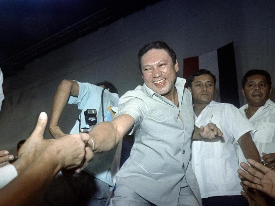 Il generale Manuel Antonio Noriega stringe le mani  dei seguaci che hanno partecipato alla sua festa di compleanno detenuta da funzionari governativi e lavoratori del partito in Pananma City (Afp Photo/Carlos Schiebeck)