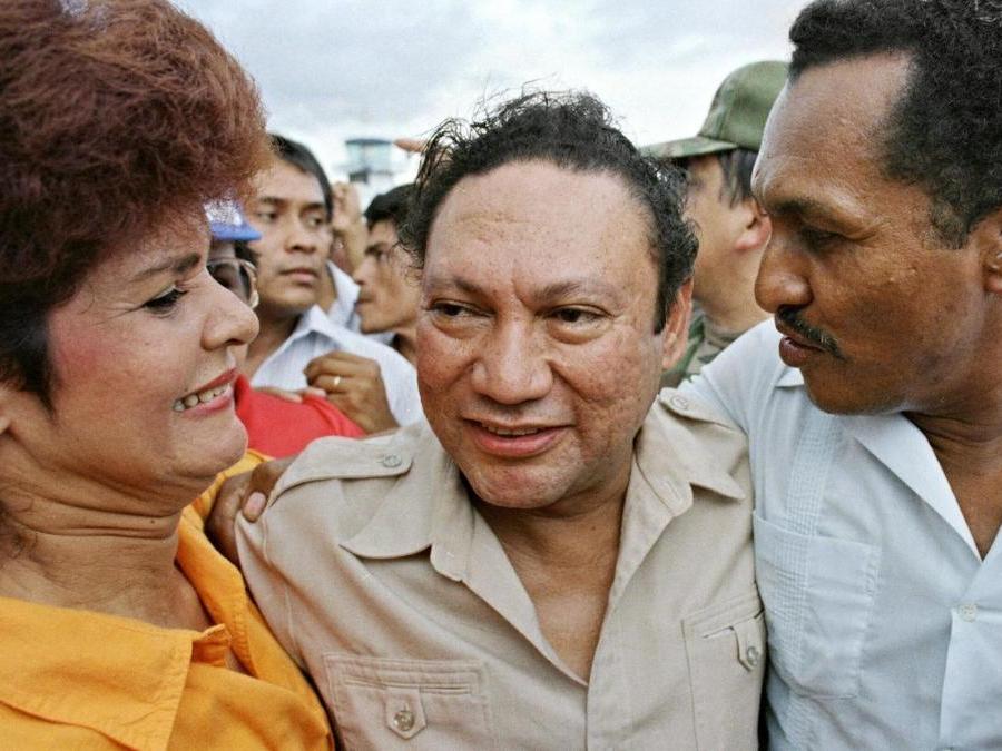 Il generale Manuel Antonio Noriega con i sostenitori al suo arrivo nella piccola città remota di David, a circa 350 chilometri dalla capitale di Panama City(Afp Photo/Jonathan utz)