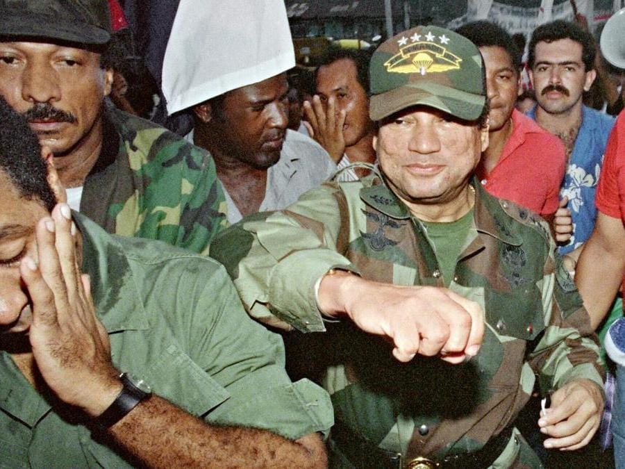 Manuel Antonio Noriega scherza con  un sostenitore (a sinistra) alla fondazione di una casa di gruppo nel quartiere di Panama City dove è nato il pugile Roberto Duran (Afp Photo/Manoocher Degathi)
