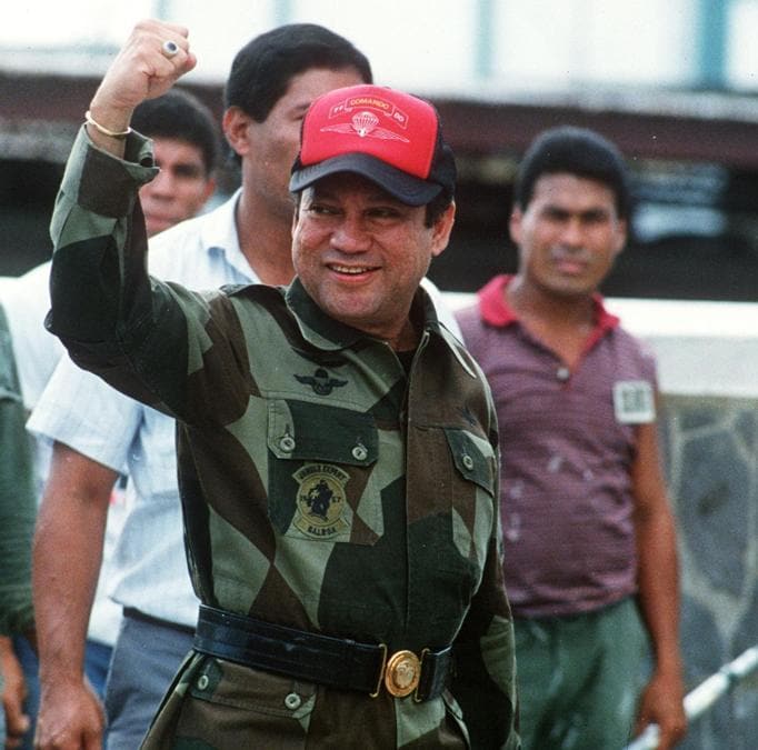 Il generale Manuel Noriega mentre lascia la sua sede a Panama City dopo un colpo di Stato contro di lui (Afp Photo/Robert Sullivan)
