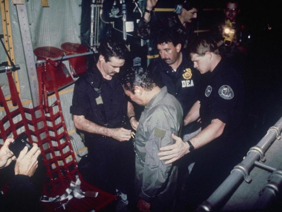 Poliziotti americani della Dea arrestano Manuel Noriega per droga a bordo di un C-130  (Ap Photo)