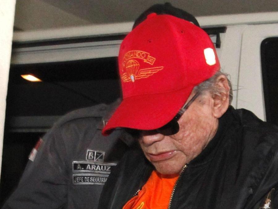 L’ex dittatore Manuel Antonio Noriega all’arrivo a casa della figlia dopo tre mesi di carcerazione  (Epa/Alejandro Bolivar)