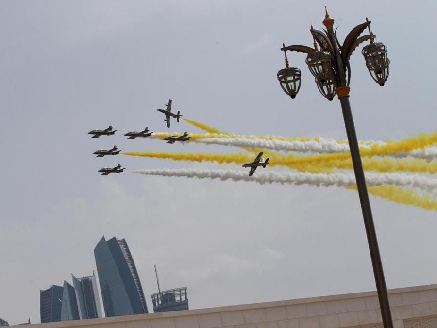 Gli aerei degli Emirati Arabi Uniti di Al Fursan si esibiscono nel palazzo presidenziale con scie di colore giallo e bianco, colori della bandiera del Vaticano, durante la cerimonia ufficiale di benvenuto di Papa Francesco. Abu Dhabi, Emirati Arabi Uniti. EPA/ALI HAIDER