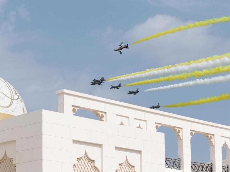 Gli aerei degli Emirati Arabi Uniti di Al Fursan si esibiscono nel palazzo presidenziale con scie di colore giallo e bianco, colori della bandiera del Vaticano, durante la cerimonia ufficiale di benvenuto di Papa Francesco. Abu Dhabi, Emirati Arabi Uniti. EPA/ALI HAIDER