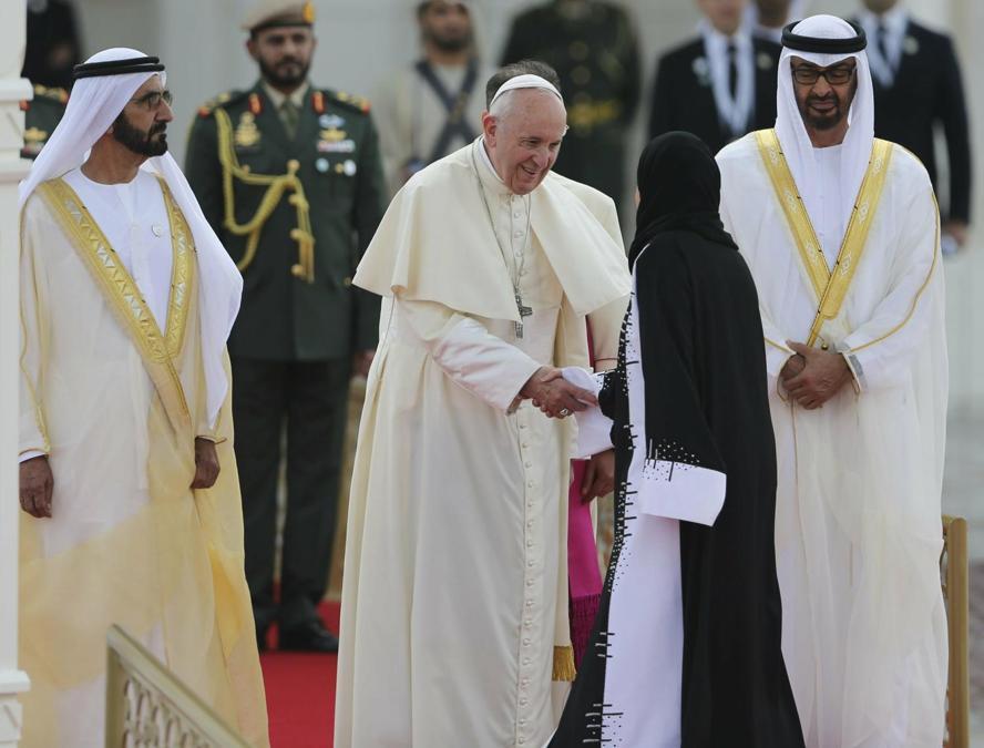 Papa Francesco stringe la mano ad Amal Al Qubaisi, presidente del Consiglio nazionale federale degli Emirati Arabi Uniti, alla presenza del principe ereditario di Abu Dhabi, Sheikh Mohammed bin Zayed Al Nahyan, a destra, e Sheikh Mohammed bin Rashid Al Maktoum, vicepresidente e primo ministro di Emirati Arabi Uniti e Reggente di Dubai, al Palazzo Presidenziale di Abu Dhabi. (AP Photo/Kamran Jebreili)