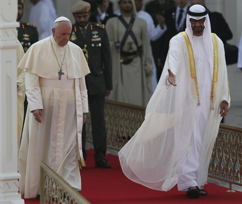 Papa Francesco viene accolto dal principe ereditario di Abu Dhabi e vicecomandante supremo delle forze armate degli Emirati Arabi Uniti, lo sceicco Mohammed bin Zayed Al Nahyan, nel palazzo presidenziale di Abu Dhabi. (AP Photo/Kamran Jebreili)
