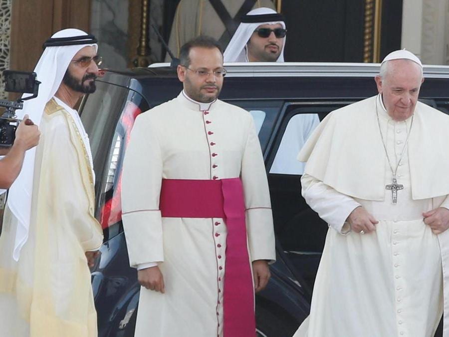 Lo sceicco Mohammed bin Zayed bin Sultan Al Nahyan (sinistra), il principe ereditario di Abu Dhabi e vicecomandante supremo delle forze armate degli Emirati Arabi Uniti, accoglie papa Francesco, capo della Chiesa cattolica, durante la cerimonia ufficiale di benvenuto alla Presidenza Palazzo ad Abu Dhabi, Emirati Arabi Uniti. EPA/ALI HAIDER EPA-EFE/ALI HAIDER