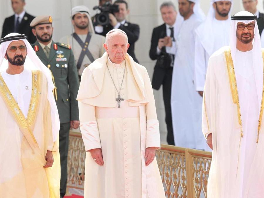 Lo sceicco Mohammed bin Zayed bin Sultan Al Nahyan (destra), il principe ereditario di Abu Dhabi e vicecomandante supremo delle forze armate degli Emirati Arabi Uniti, insieme allo sceicco Mohammed bin Rashid Al Maktoum (sinistra), vicepresidente e primo ministro degli Emirati Arabi Uniti e Il Sovrano di Dubai; al centro il Papa. EPA/ALI HAIDER