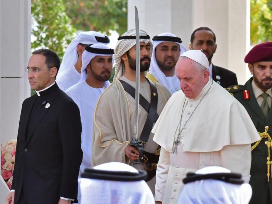 Papa Francesco viene ricevuto dal sovrano di Dubai insieme al principe ereditario di Abu Dhabi al suo arrivo nel palazzo presidenziale nella capitale degli Emirati Arabi Uniti Abu Dhabi . (Photo by Giuseppe CACACE / AFP)
