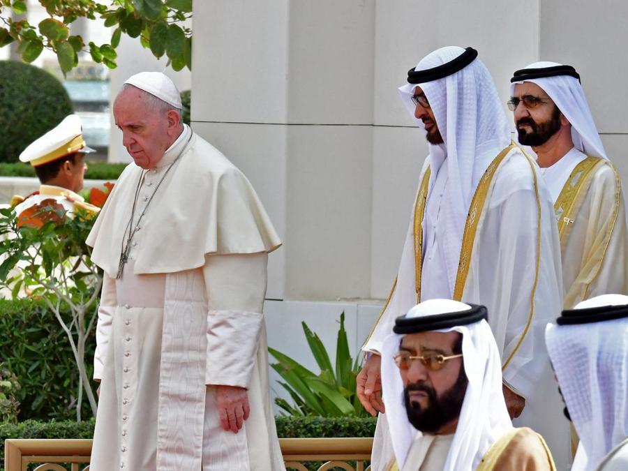 Papa Francesco è accolto dal sovrano di Dubai, lo sceicco Mohammed bin Rashid Al-Maktoum (destra), insieme al principe ereditario di Abu Dhabi Mohammed bin Zayed al-Nahyan (secondo da destra) . (Photo by Giuseppe CACACE / AFP)