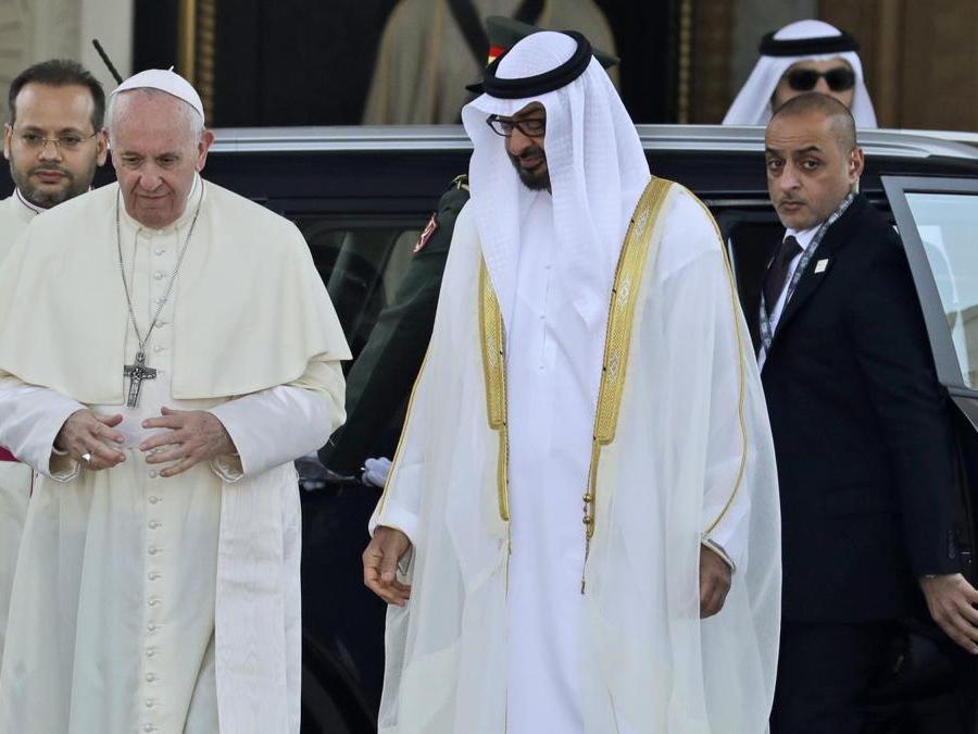 Papa Francesco è accolto dal principe ereditario lo sceicco Mohammed bin Zayed Al Nahyan, a destra. (AP Photo/Andrew Medichini)
