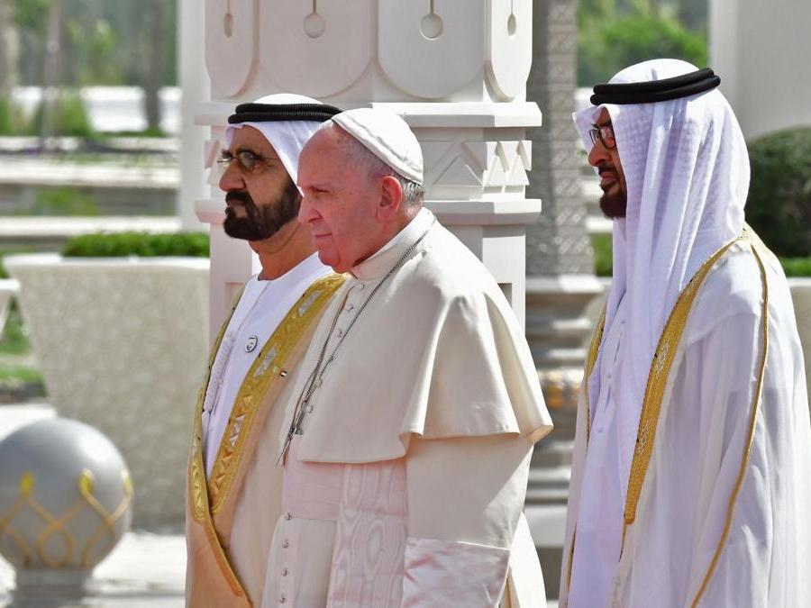 Papa Francesco è accolto dal sovrano di Dubai lo sceicco Mohammed bin Rashid Al-Maktoum (sinistra) e dal principe ereditario di Abu Dhabi Mohammed bin Zayed al-Nahyan (destra). (Photo by Giuseppe CACACE / AFP)
