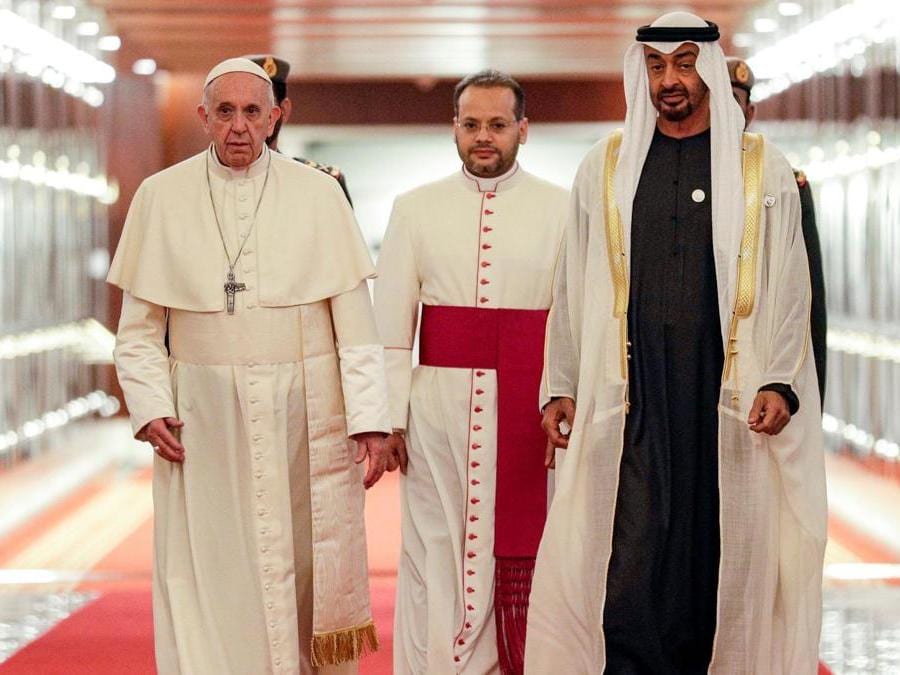 Papa Francesco è accolto dal principe ereditario di Abu Dhabi lo sceicco Mohammed bin Zayed Al-Nahyan (destra) al suo arrivo all'aeroporto internazionale di Abu Dhabi . (Photo by Andrew Medichini / POOL / AFP)