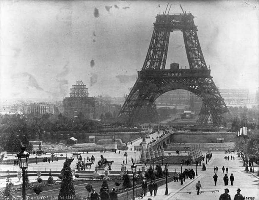 Parigi La Tour Eiffel Festeggia 130 Anni Con Spettacolari Giochi Di Luce Il Sole 24 Ore