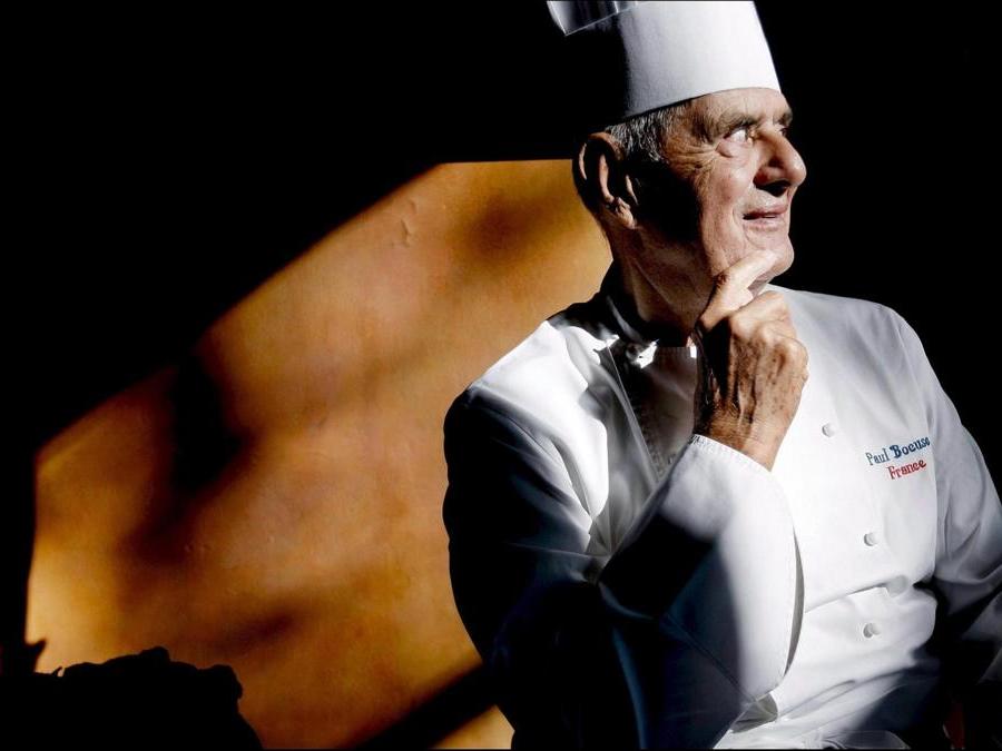 Lo chef francese Paul Bocuse posa durante una visita ad Amsterdam, Paesi Bassi, il 18 settembre 2008. (Epa)
