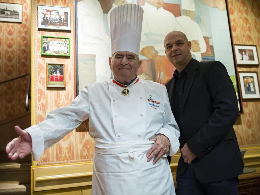Lo chef francese Paul Bocuse (sinistra) e suo figlio Jerome Bocuse (destra) posano nei locali del ristorante tre stelle Michelin L'Auberge du Pont de Collonges, a Lione, in Francia, il 10 febbraio 2016. (Epa) 