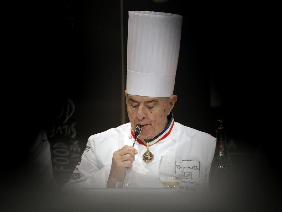 In questa foto di archivio del 29 gennaio 2013, lo chef francese Paul Bocuse assaggia un piatto durante il trofeo “Bocuse d'Or” (Golden Bocuse), al quattordicesimo  World Cuisine contest, a Lione. (Ap)