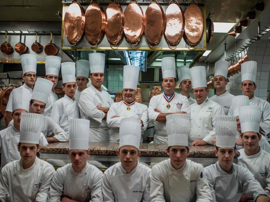 9  november  2012. Gli chef   Olivier Cauvin, (5° da sinistra), lo chef Paul Bocuse (centro), Sergio Remolina, (3° da destra) e Christopher Muller, (4° da destra). (Afp)