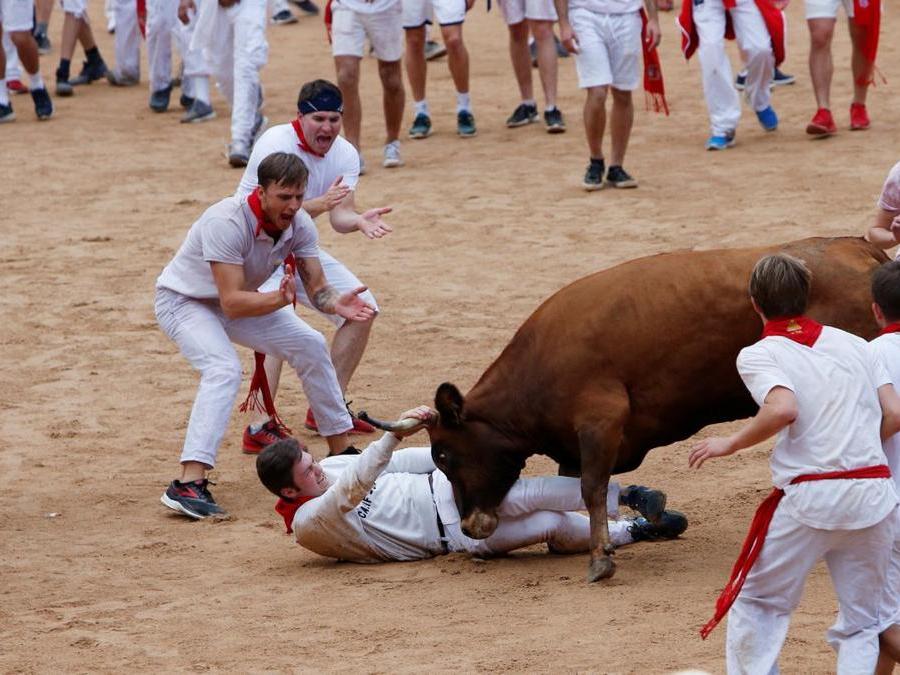 Prima corsa dei tori, al via la festa di San Firmino a Pamplona - Il ...