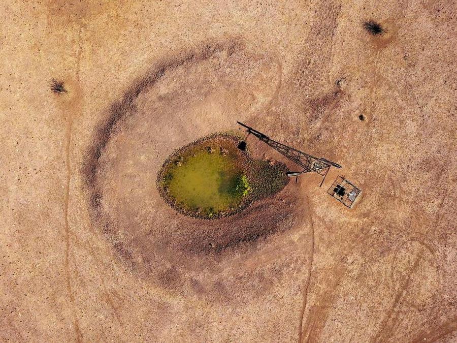 Un mulino a vento e pannelli solari  nei pressi della città di Gunnedah,  New South Wales, Australia. REUTERS/David Gray