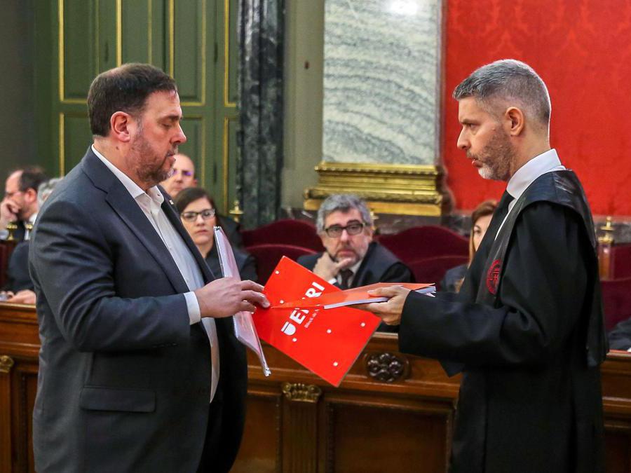 Oriol Junqueras  (sx) con il suo avvocato Andreu Van Den Eynde (Afp)