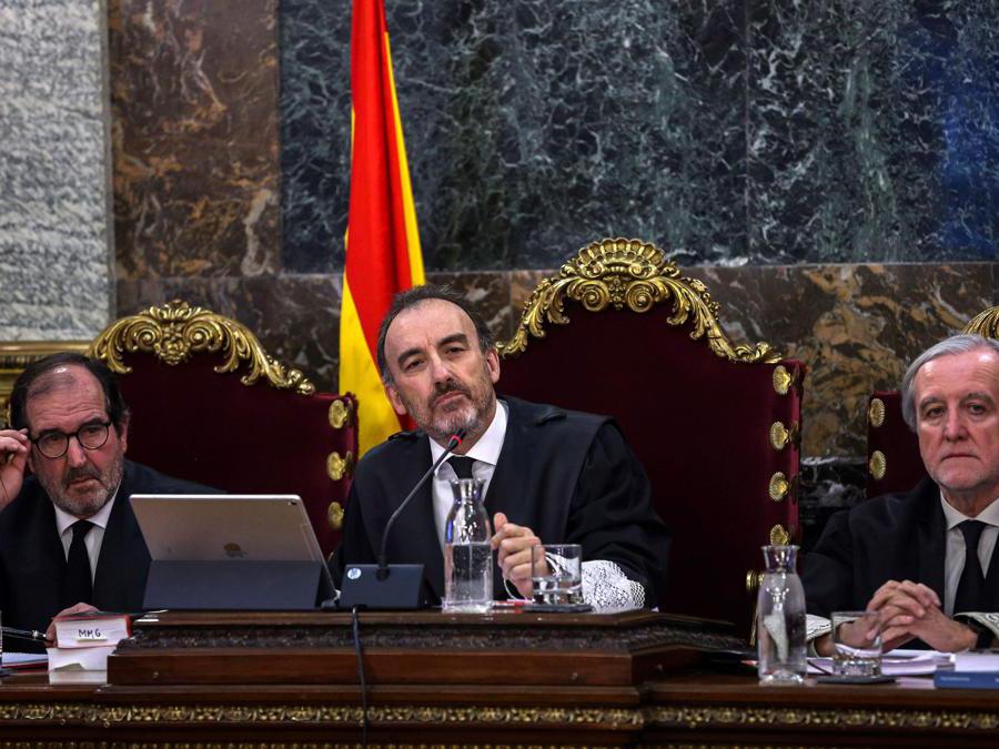 Il giudice Manuel Marchena (c) tra i magistrati Andres Martinez Arrieta (sx) e Juan Ramon Berdugo (Afp)