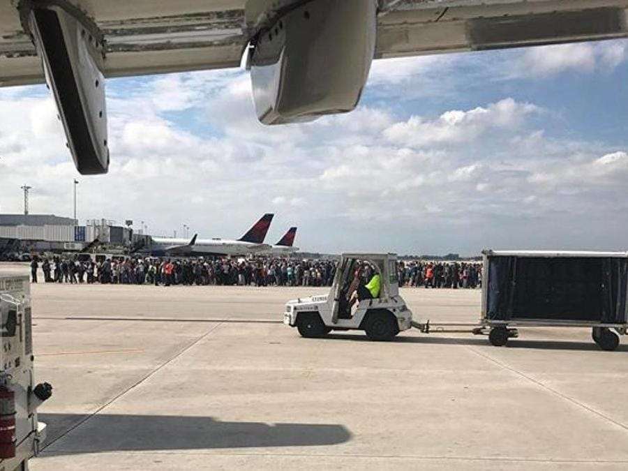 Passeggeri sulla pista dell’aeroporto di Fort Lauderdale-Hollywood. (AFP PHOTO) 