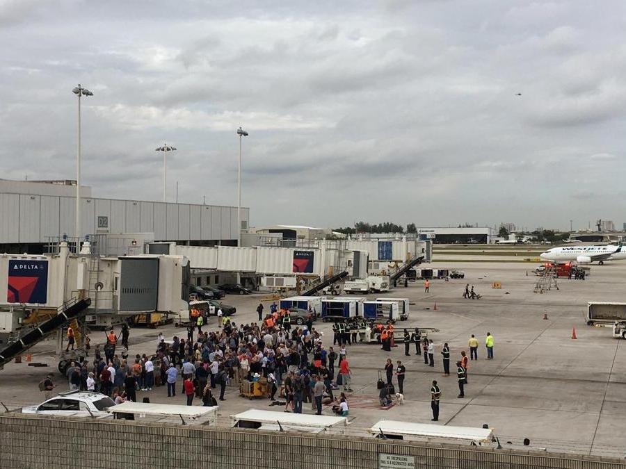 Passeggeri evacuati da un terminal dell’aeroporto di Fort Lauderdale-Hollywood. (REUTERS/Zachary Fagenson)